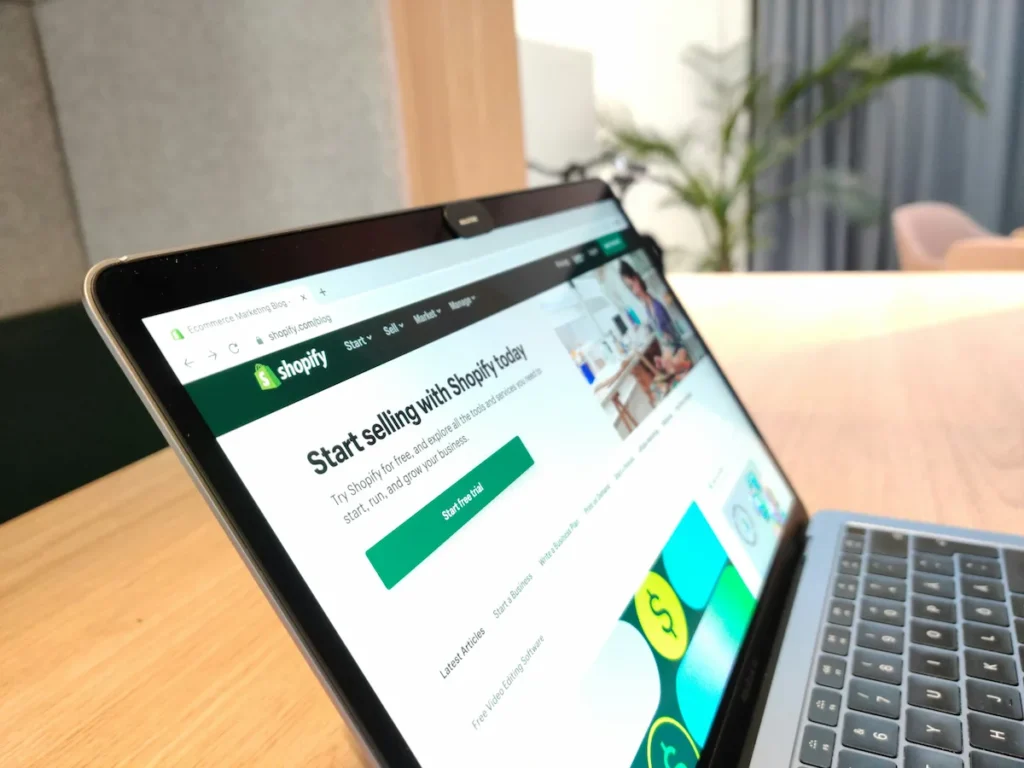 مقایسه وردپرس و شاپیفای؛ کدام برای فروشگاه اینترنتی مناسب است؟